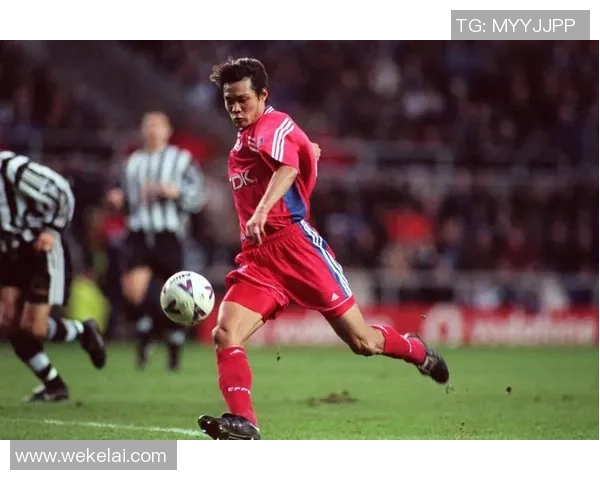 足球明星运动员的传奇人生与赛场背后的奋斗故事 足球明星运动员的传奇人生与赛场背后的奋斗故事