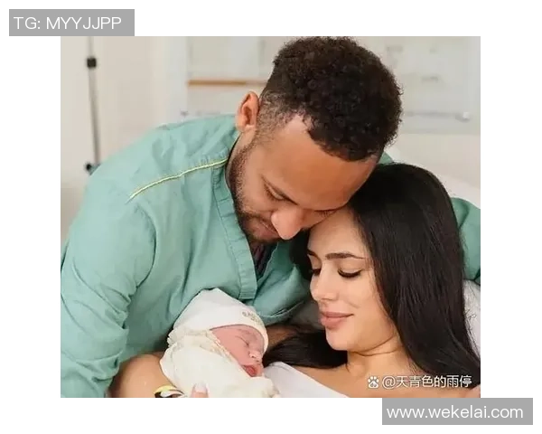 足球明星早年当爸的故事与成长历程揭秘,如何平衡家庭与职业生涯 足球明星早年当爸的故事与成长历程揭秘,如何平衡家庭与职业生涯